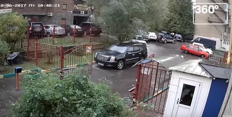 “فيديو” شاهد رجلا يصدم 4 سيارات في غضون 20 ثانية  لأنه لم يفرّق بين دواستي الوقود والفرامل