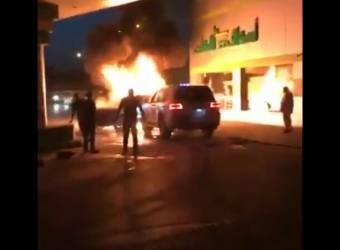 "فيديو" شاهد سائق يدفع سيارة مشتعلة خارج محطة وقود بالرياض 3