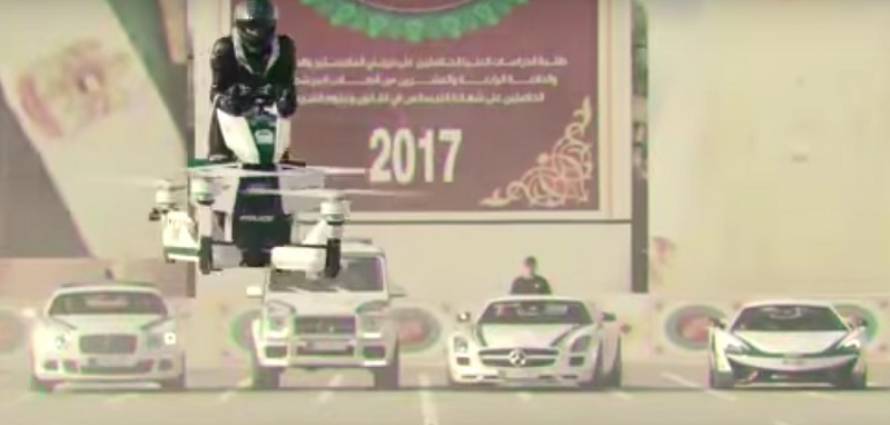 “فيديو” شاهد شرطة دبي تكشف عن أول دراجة طائرة خلال معرض جيتكس للتقنية