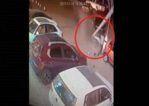 "بالفيديو" شاهد رجل ينجو من الموت من سيارة كادت تصدمه خلال ثوان معدودة 3