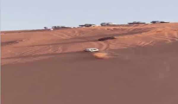 “بالفيديو” شاهد عناية الله تنقذ سيارتين على رمال السعودية