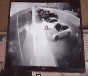 “بالفيديو” شاهد  أحد الأشخاص يحاول اقتحام محل فوال بسيارته في أحد أحياء مدينة الرياض