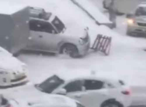 “بالفيديو” شاهد حوادث انزلاق سيارات على الثلوج