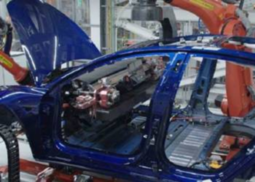 “فيديو” شاهد إحدى مراحل عملية تصنيع سيارة تيسلا موديل 3