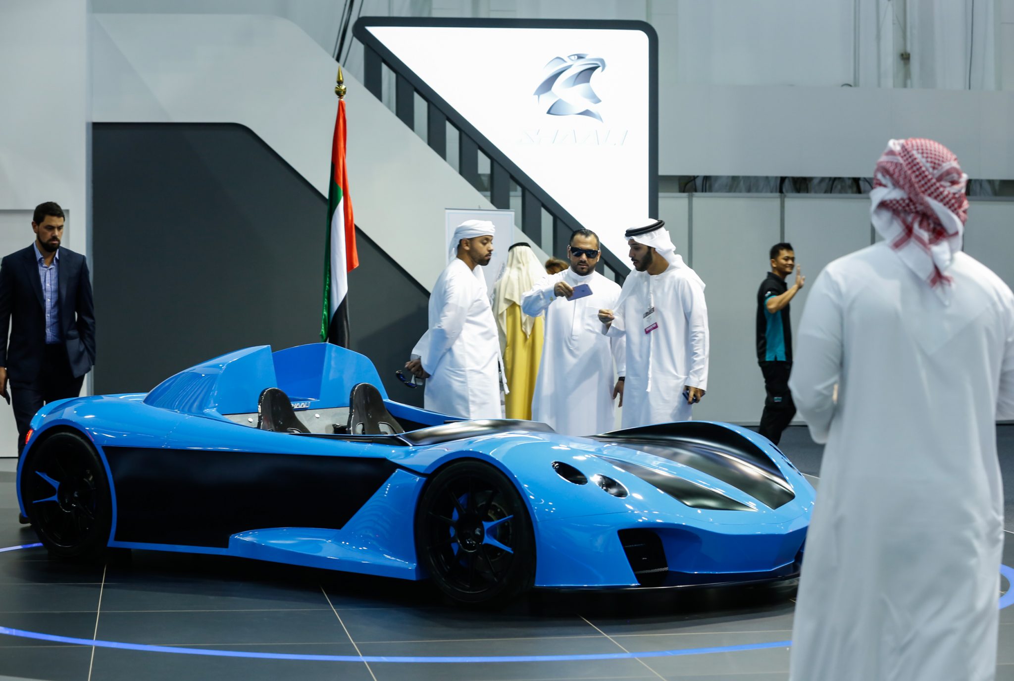 رواد صناعة السيارات في الإمارات يستقطبون زوار معرض دبي الدولي للسيارات 2017 1