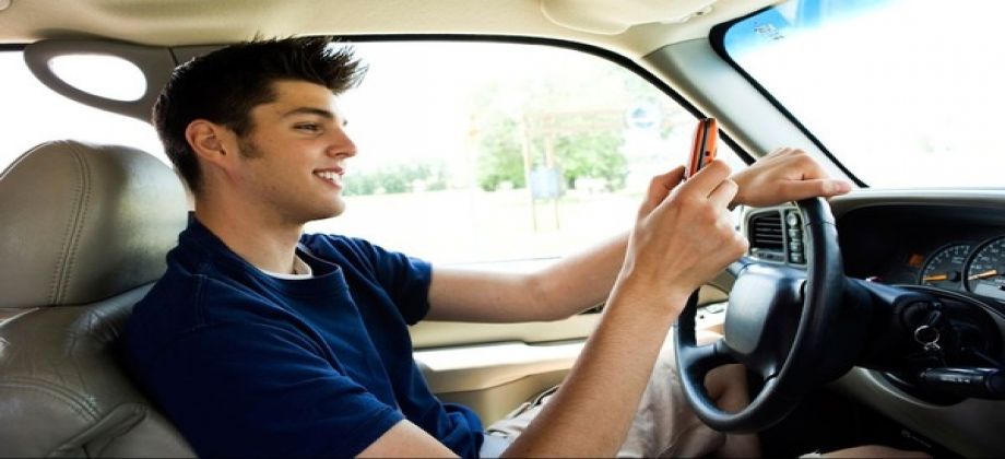“دراسة” الشباب هم الأكثر عرضة لتشتت الذهن أثناء القيادة