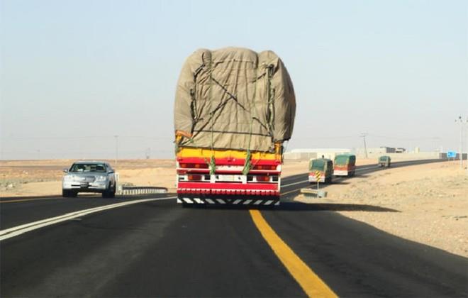 وزارة النقل تحدد غرامة 5 آلاف ريال لسائقي الشاحنات في تلك الحالة