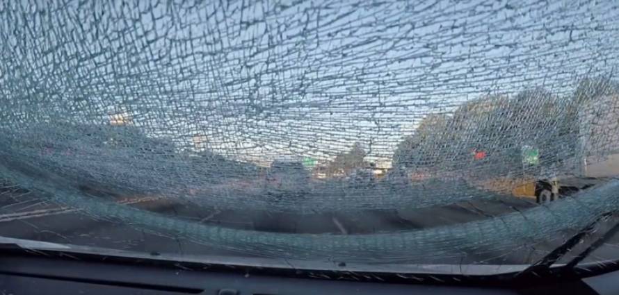 “فيديو” شاهد  تحطم زجاج سيارة بشكل مفاجئ أثناء سيرها