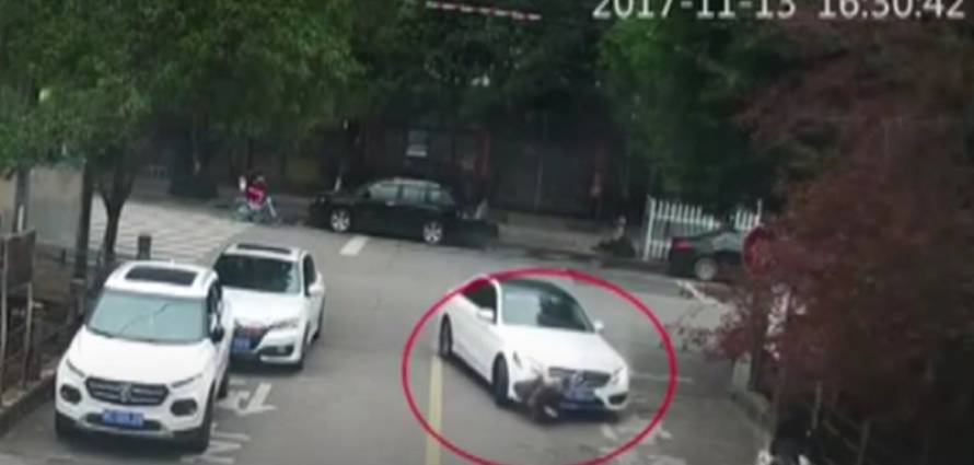 “بالفيديو” شاهد لحظة دهس سيارة لطالب مدرسة جلس ليربط الحذاء وسط الطريق