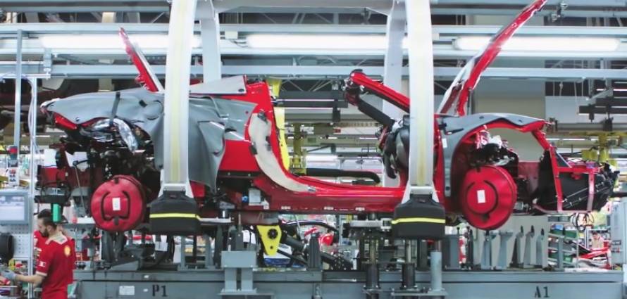 “بالفيديو” شاهد كيف تقوم الروبوتات بإنتاج سيارات فيراري خلال دقائق