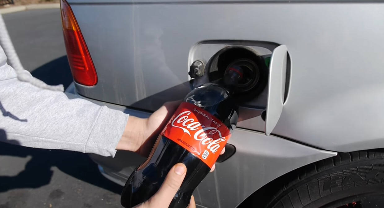 ما الذي يحدث عند وضع كوكاكولا بخزان وقود السيارة؟