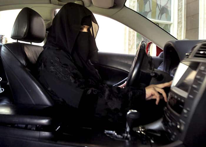 المرور يدرس تغليظ بعض المخالفات والعقوبات قبل موعد قيادة المرأة للسيارة