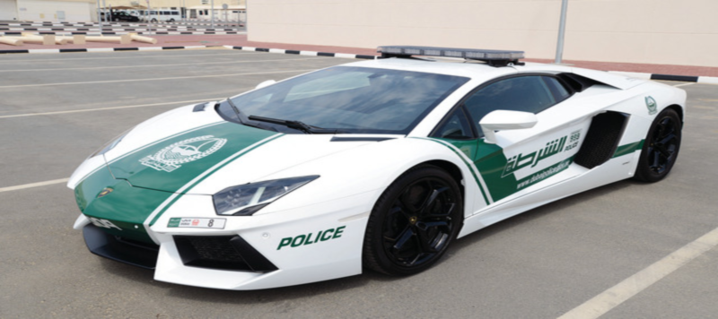 شرطة دبي تخالف  أثناء البث قائد مركبة ينشغل ببث مباشر على “انستغرام” أثناء القيادة