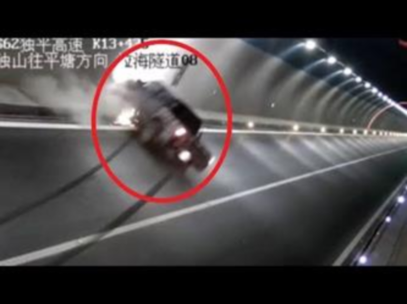 "بالفيديو" شاهد اصطدام عنيف لسيارة وانزلاقها داخل نفق بالصين 1