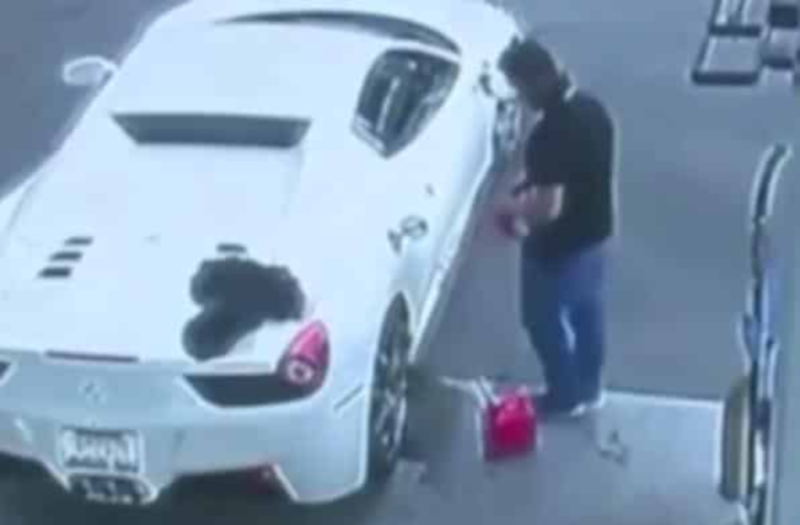 “بالفيديو” شاهد القبض على لص فشل في تزويد سيارة فيراري بالوقود بعد أن قام بسرقتها