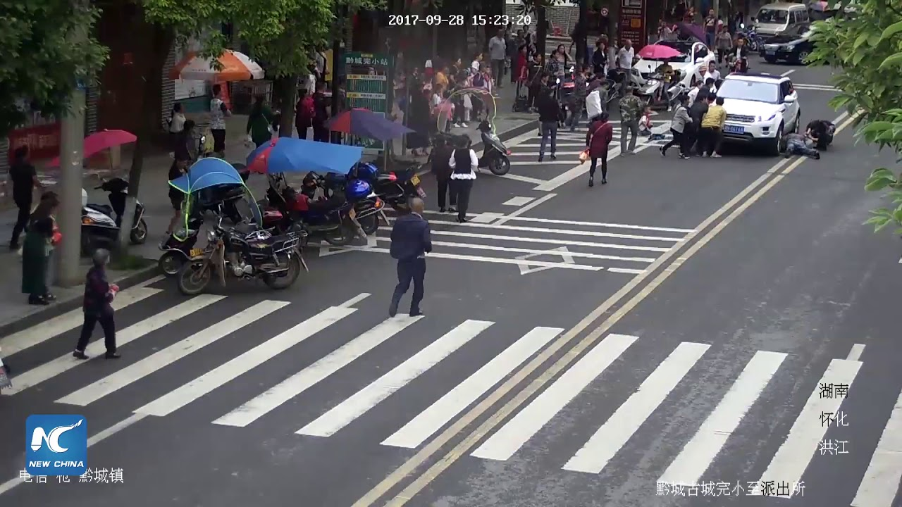 “بالفيديو” شاهد لحظة دهس سيارة لامرأة والمارة ينقذونها