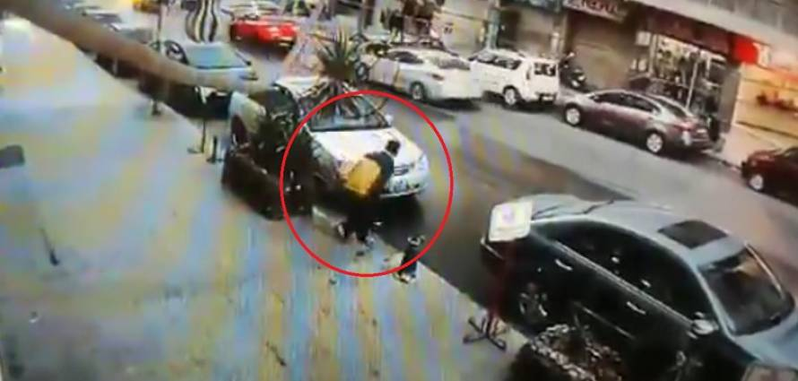 “بالفيديو” شاهد  رجل يفتعل حادث دهس في عمان