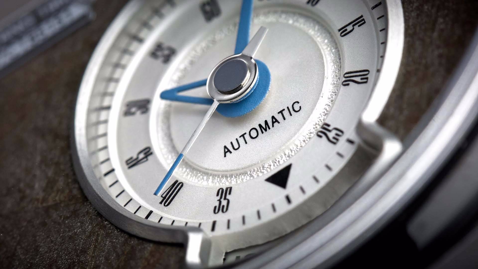 شركة تصنع ساعات يد من قطع سيارات موستانج كلاسيكية