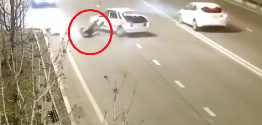 “بالفيديو” شاهد راكب سيارة يطير في الهواء  بعد تلقيه صدمة قوية من سيارة أخرى