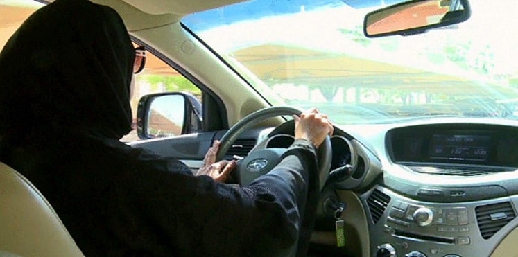 “بالفيديو” تسليم أول رخصة قيادة نسائية في المملكة
