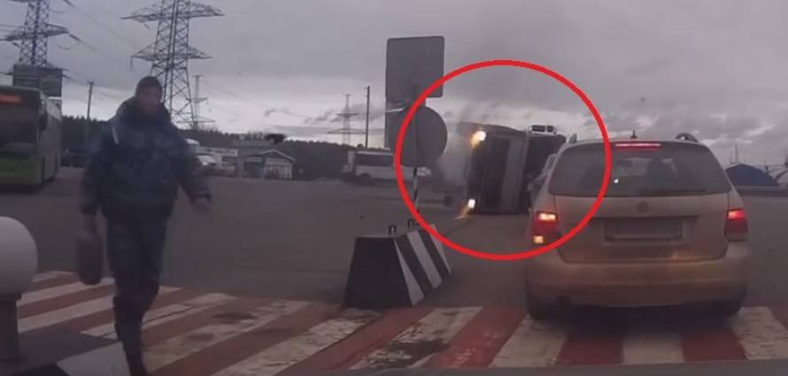 “بالفيديو” شاهد لحظة انقلاب شاحنة على منعطف