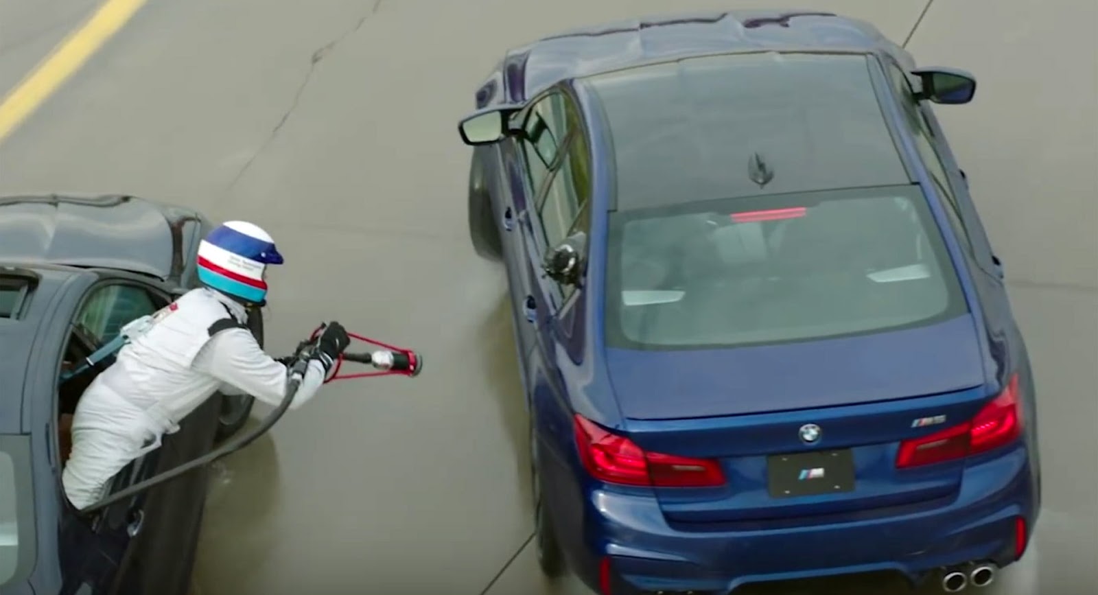 "بالفيديو" بي إم دبليو M5 تتزوّد بالوقود أثناء قيامها بأطول دريفت في العالم 1