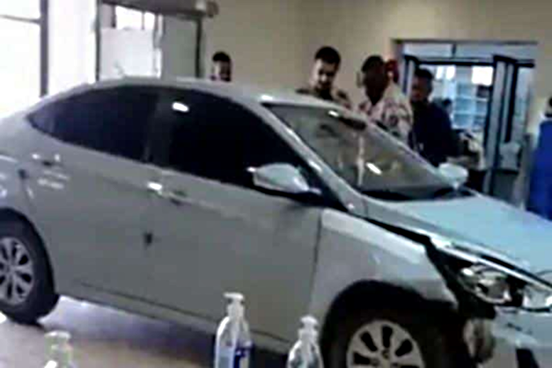 “بالفيديو” شاهد اقتحام مراجع لطوارئ مستشفى الحرس الوطني بسيارته