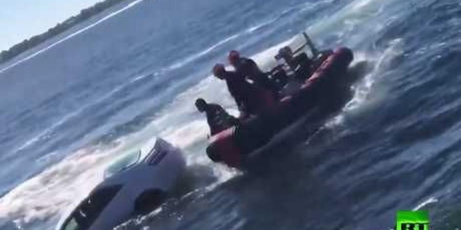 “بالفيديو” شاهد عملية إنقاذ رجل سقطت سيارته في مياه خليج المكسيك بولاية فلوريدا