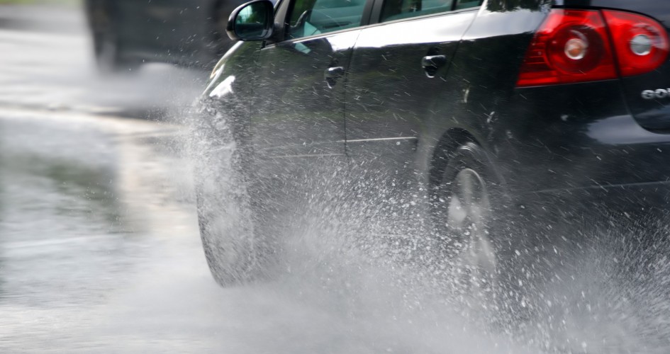 خبراء ينصحون بزيادة مسافة الأمان 3 مرات أثناء القيادة في الأمطار