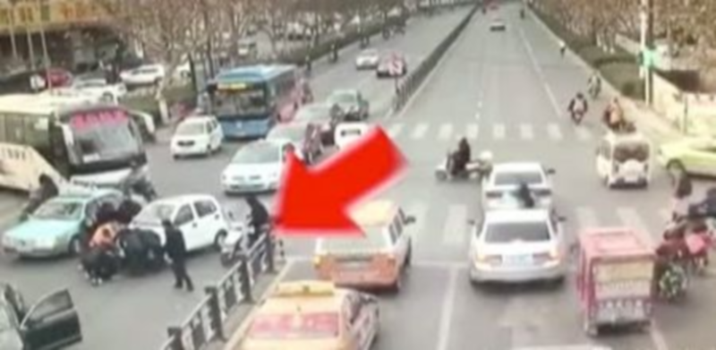 "بالفيديو" شاهد سيارة تدهس سيدة مرتين في الصين 6