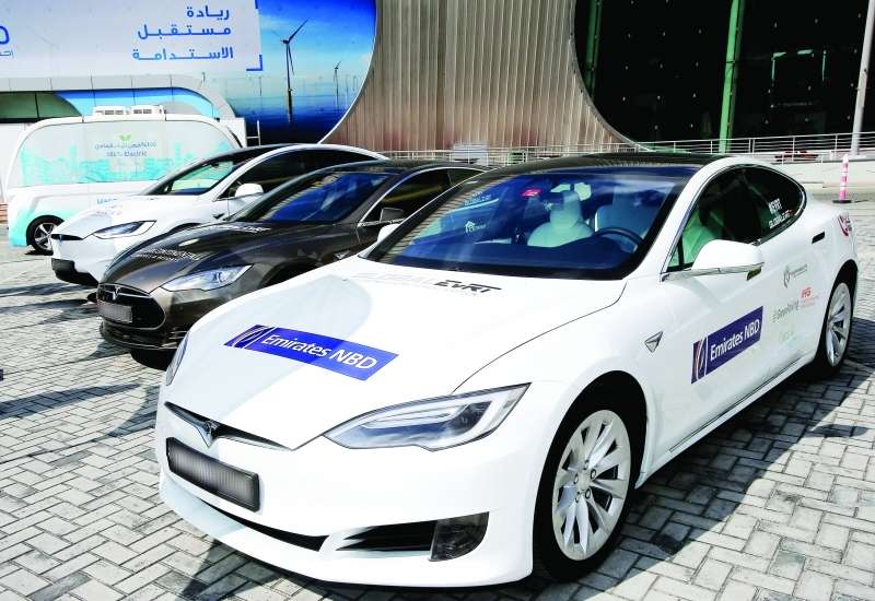 انطلاق أول رحلة للسيارات الكهربائية بين الإمارات وسلطنة عمان