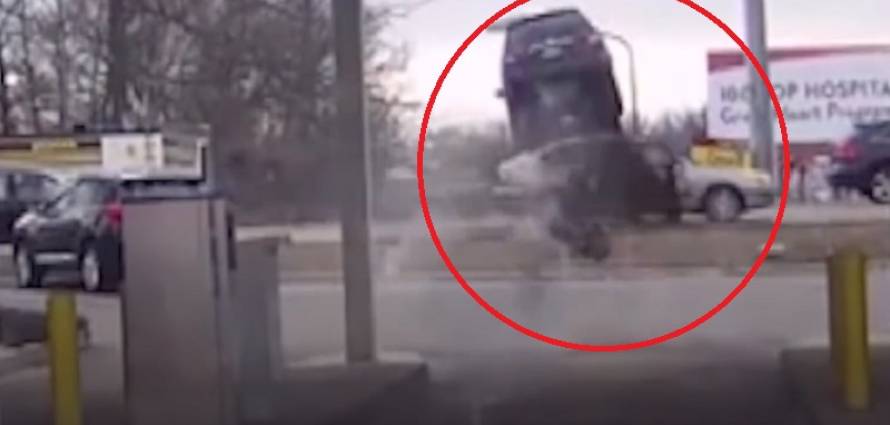 “بالفيديو” شاهد سيارة تقفز من فوق أخرى في حادث غريب 3