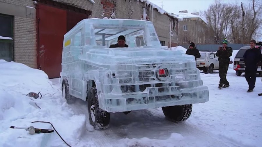 روسي صنع مرسيدس G-Class من الثلج ووضع بها مقاعد ومحرك! 3