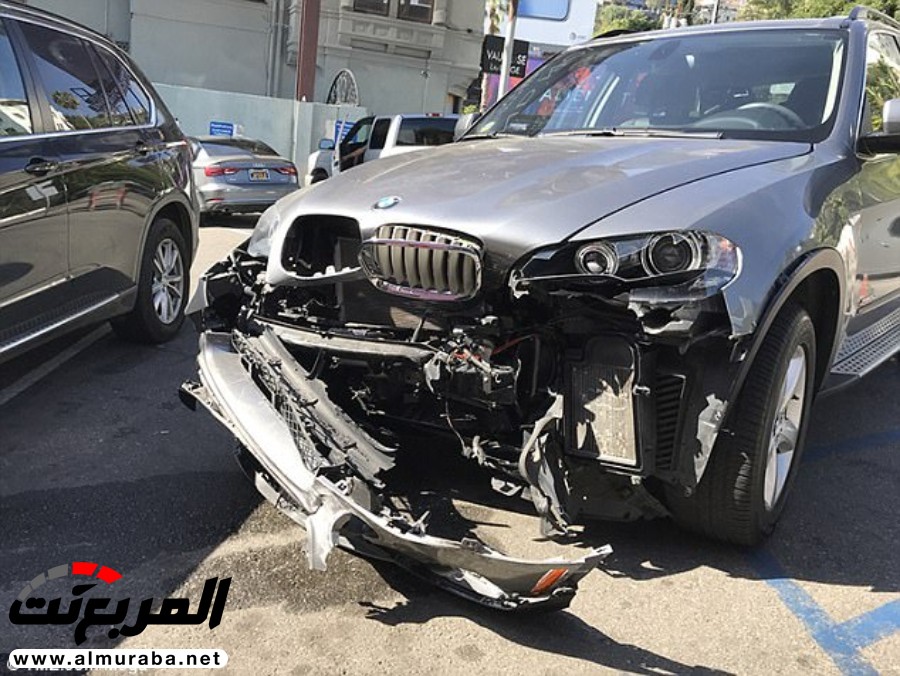 "بالصور" تحطم سيارة بي إم دبليو الإعلامي جيمي كيميل بحادثة في لوس أنجلوس 2