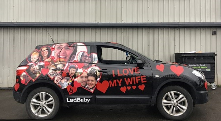 زوجة تضع صور وجهها على سيارة زوجها لأجل "يوم عيد الحب" 1