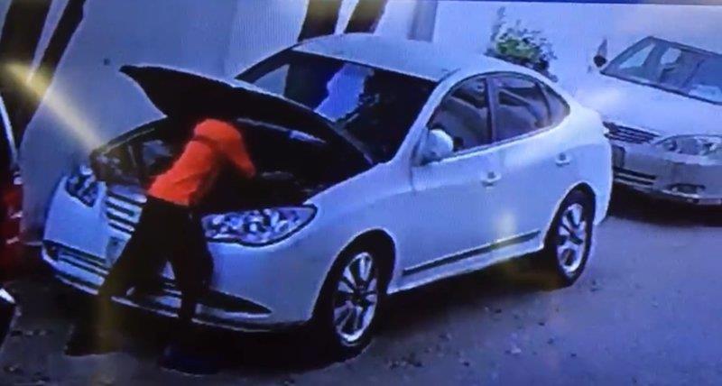 “بالفيديو” شاهد قيام حدث بسرقة بطارية من سيارة واقفة أمام منزل صاحبها بجدة