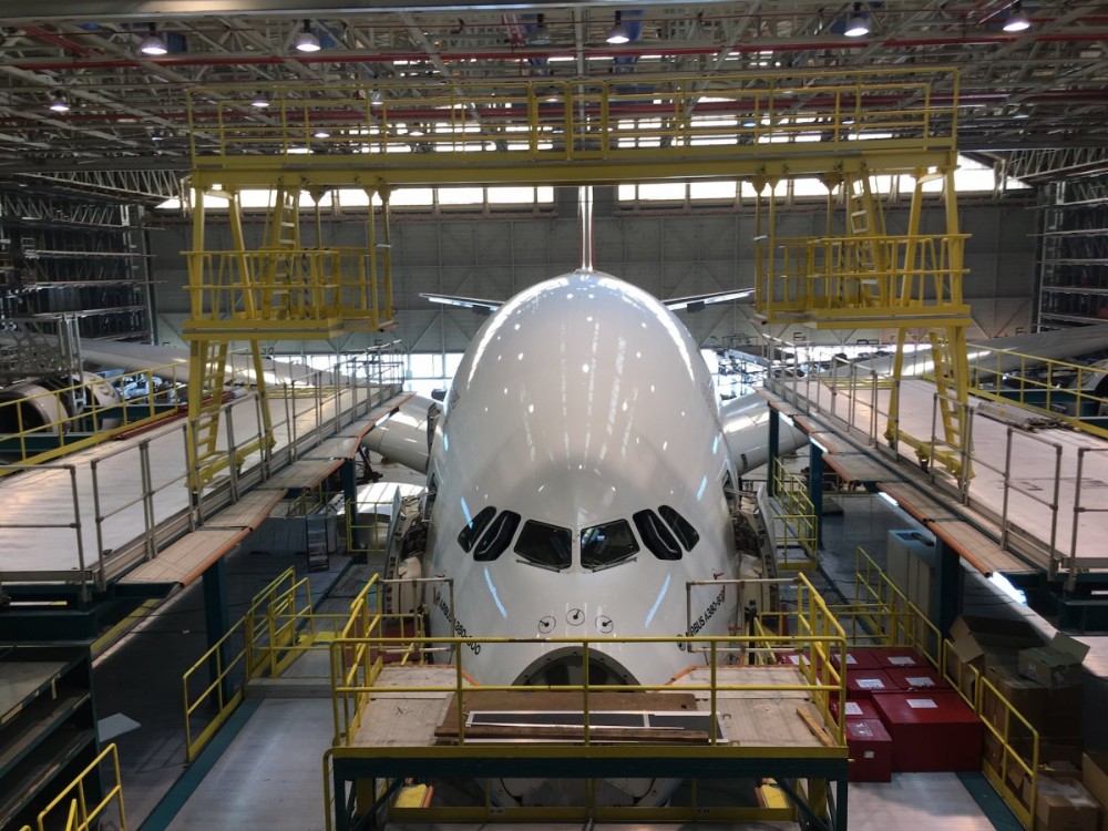 “بالصور” جولة داخل مصنع هندسة وصيانة الطائرات الأكبر بالعالم في دبي