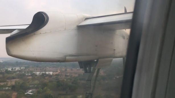 “بالفيديو” شاهد اشتعال النيران في محرك طائرة وهبوطها اضطراريا