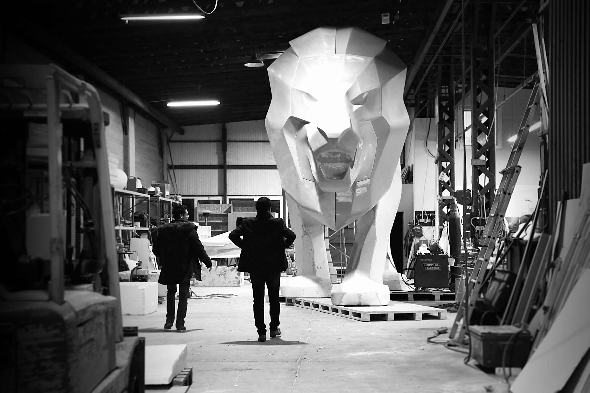 "بالصور" بيجو ستعرض تمثال عملاق على شكل أسد في جنيف 1
