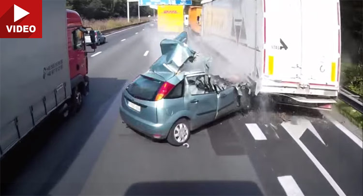 "بالفيديو" شاهد سائق سيارة يفقد السيطرة ويتسبب في حادث على طريق سريع 1