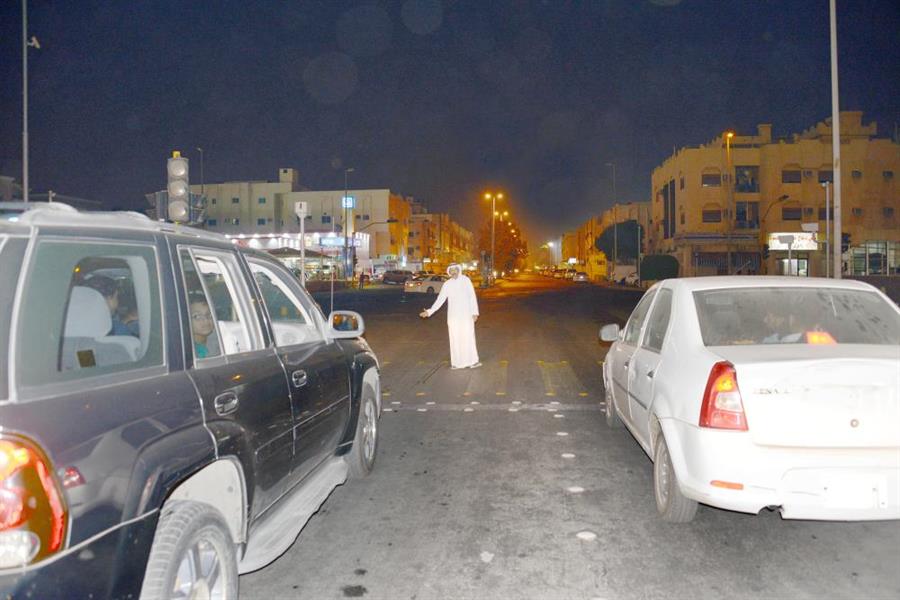 “بالفيديو” شاهد شخصاً يتطوع لتنظيم السيارات  بمحافظة الدرعية
