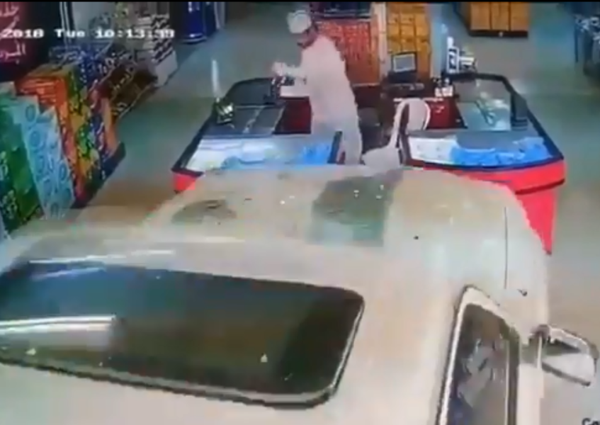 “بالفيديو” شاهد سيارة تقتحم مركزاً للتسوق في عمان