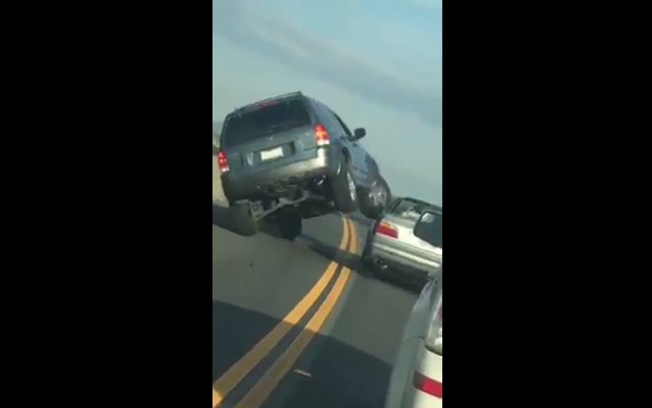 “بالفيديو” شاهد خلاف حاد بين سائقين يتسبب في انقلاب سيارة أحدهما