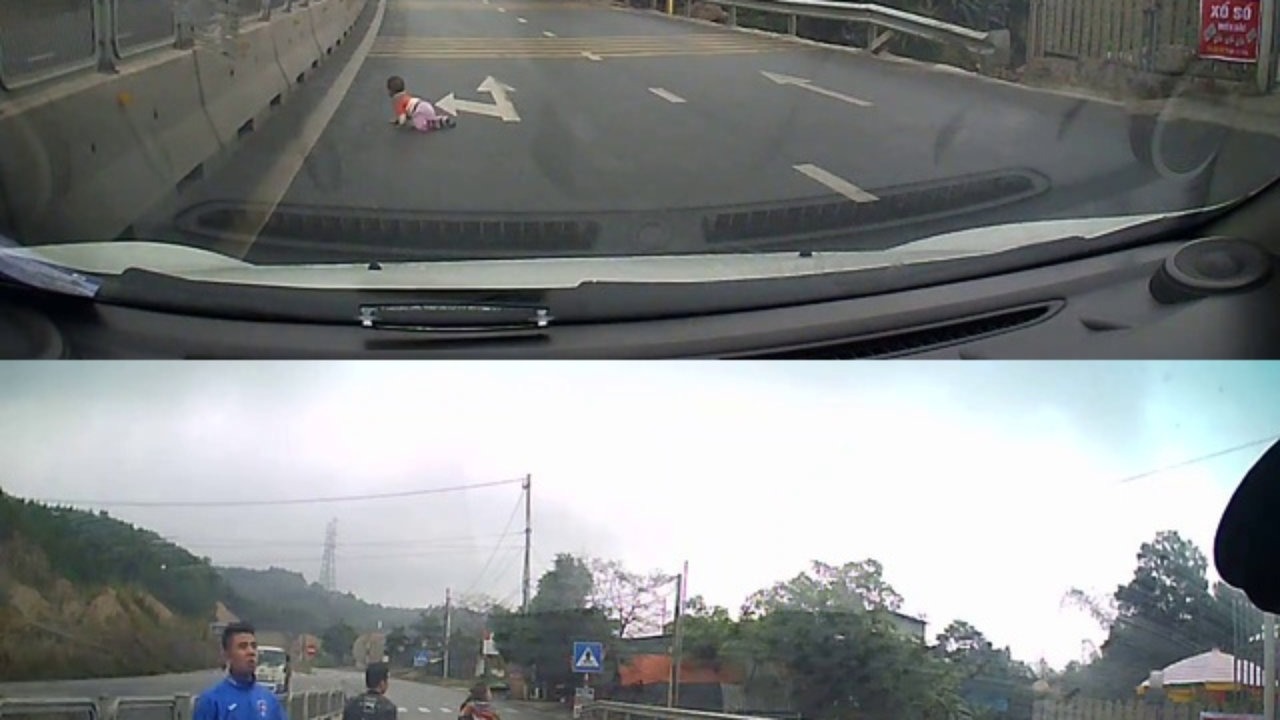 "بالفيديو" شاهد مقطع صادم لطفل يعبر طريقا سريعا زحفا 1