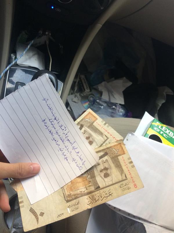 “بالصور” شاهد ماذا كتب لص في رسالة لقائد سيارة بعد محاولته سرقة محتوياتها