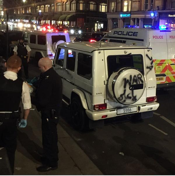 الشرطة البريطانية تكشف تفاصيل اعتداء شخص على سيارات خليجية بلندن