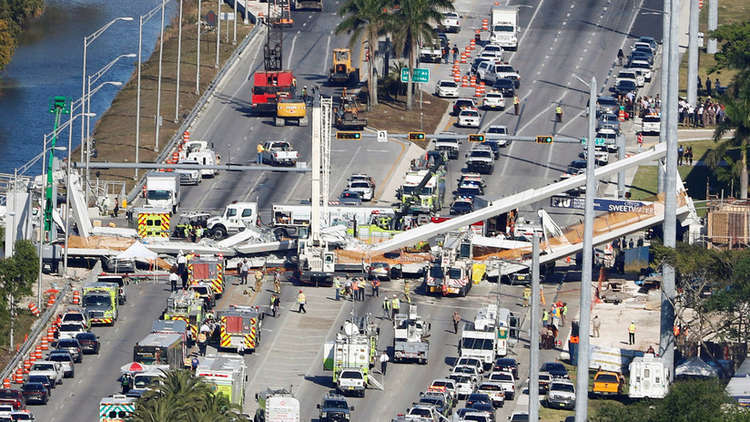 “بالفيديو” شاهد لحظة انهيار جسر للمشاة فوق السيارات في فلوريدا