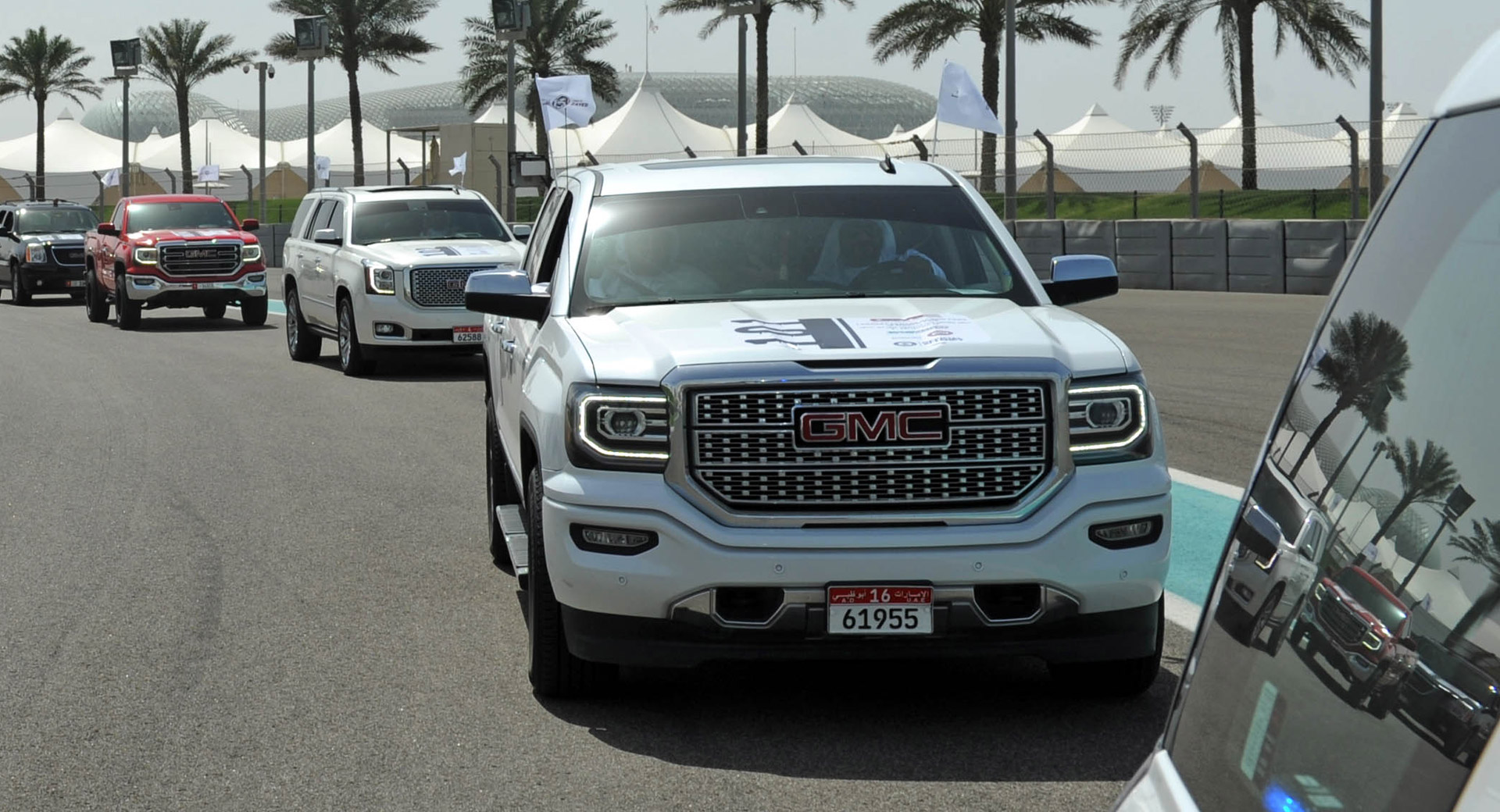191 سيارة جمس تدخل موسوعة جينيس بعد تنظيم استعراض في أبو ظبي