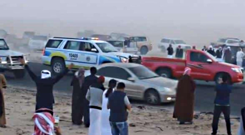 "بالفيديو" شاهد مفحط يصدم دورية رجل أمن في ساحة “تفحيط” بالكويت 3