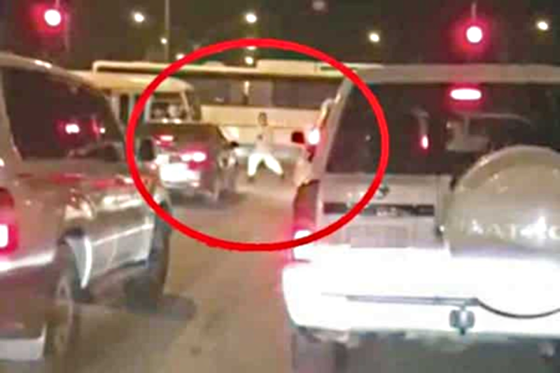 مفحط يصدم سيارة امرأة ويفر هارباً في إشارة مرورية بالكويت 2